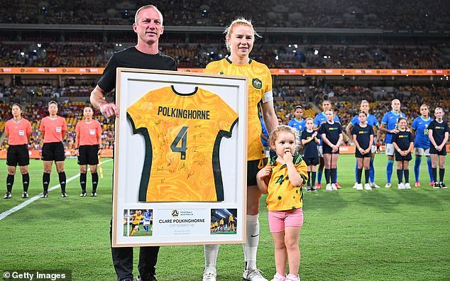 Darren Lockyer présente Clare Polkinghorne avec un maillot encadré