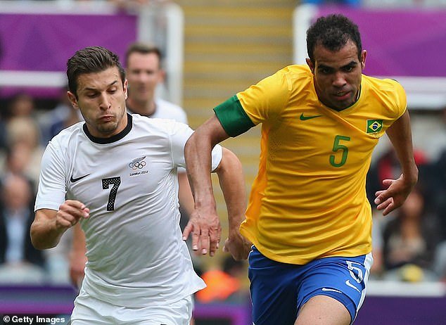 Sandro a également été un international brésilien, jouant aux Jeux Olympiques en 2012