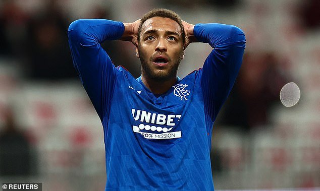 Cyriel Dessers réagissant à une occasion manquée à Nice