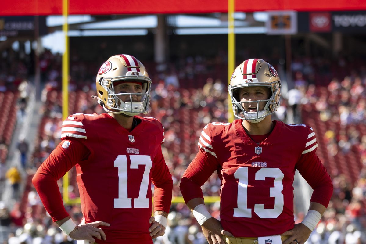 Brock Purdy réchauffement avant le match.