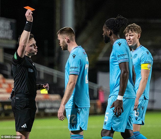 Matthew MacDermid donne un carton rouge à Marcus Fraser de St Mirren lors du match.