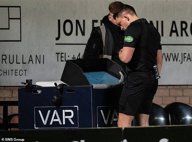 MacDermid consulte l'écran VAR pendant la victoire de Dundee United.
