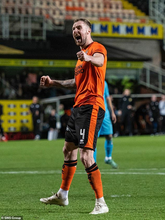 Kevin Holt célèbre un but lors du match.