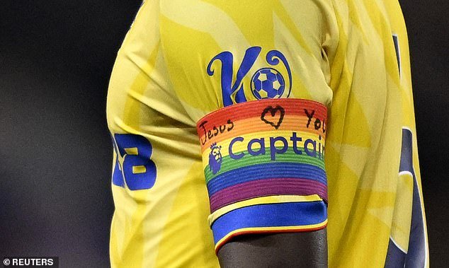 Jésus vous aime sur le brassard de Guehi