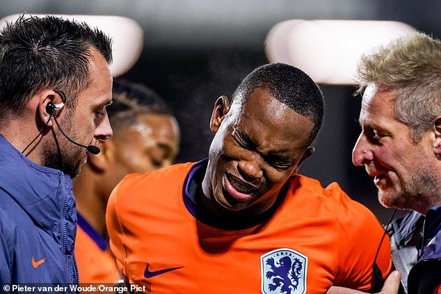 Kasanwirjo a subi sa blessure en jouant pour les U21 néerlandais