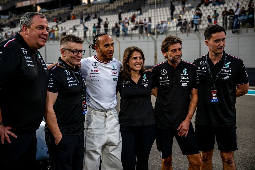 Lewis Hamilton, Mercedes-AMG F1 Team, aux côtés de ses collègues, dont Peter Bonnington, Ingénieur principal de course