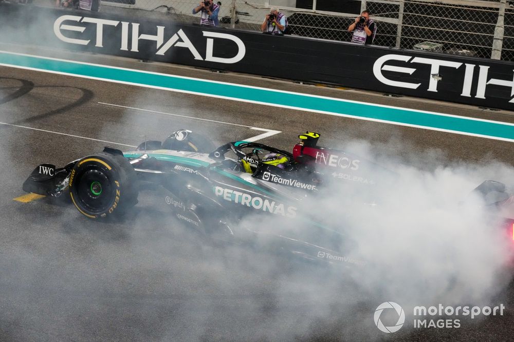 Hamilton termine avec un dépassement final sur son coéquipier Russell pour la quatrième place au GP d'Abou Dabi