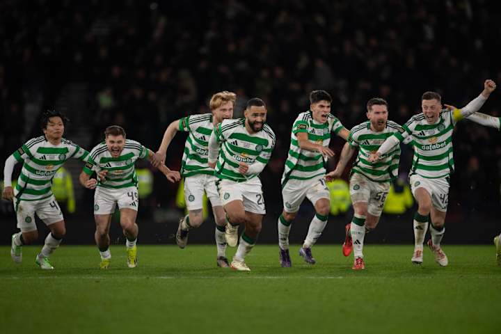 Cameron Carter-vickers, Reo Hatate, Calum McGregor, James Forrest célèbrent la victoire du Celtic