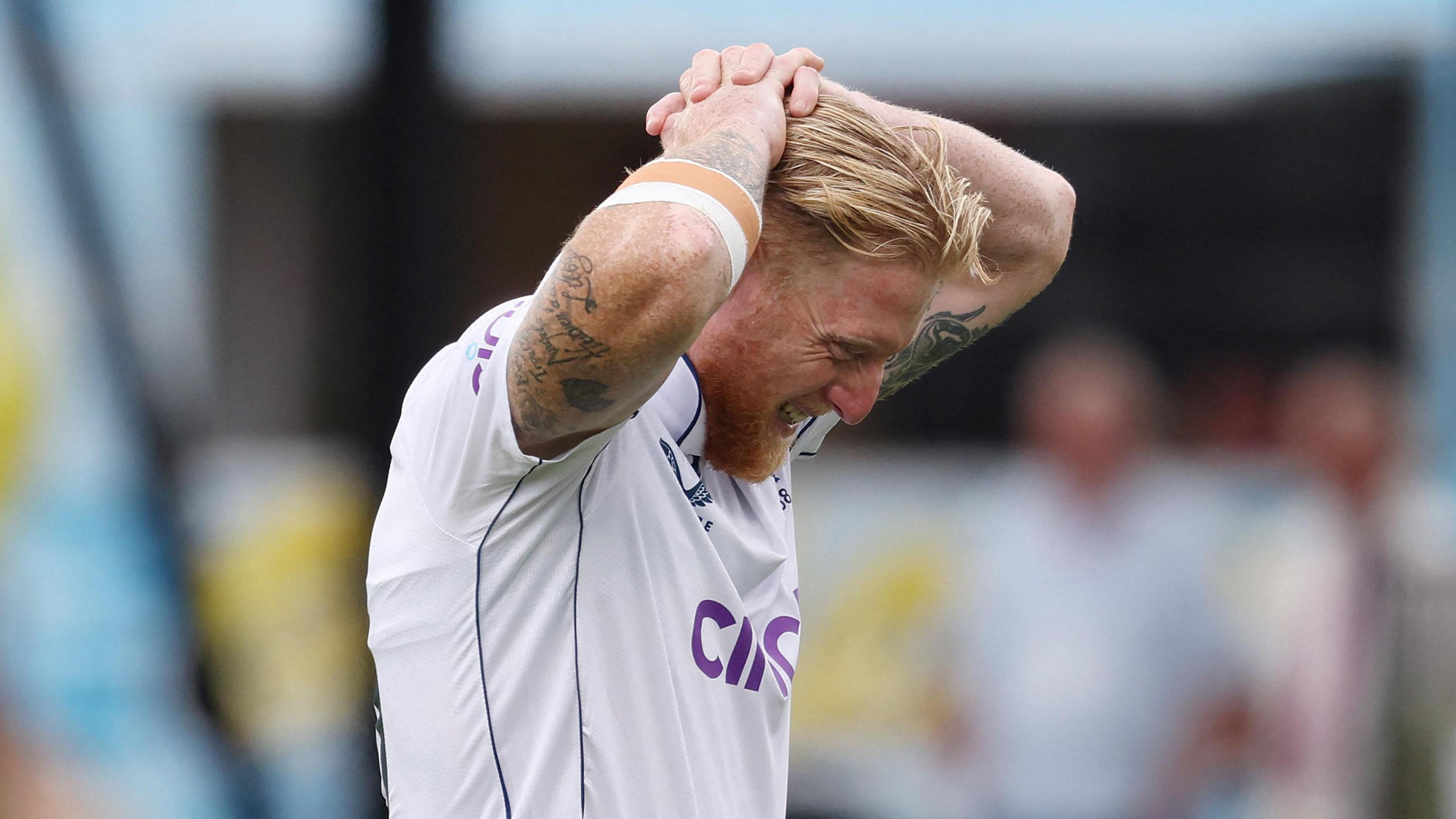 Ben Stokes quitte le terrain blessé