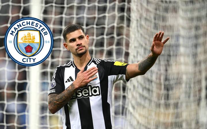 Bruno Guimaraes acknowledge the Newcastle supporters