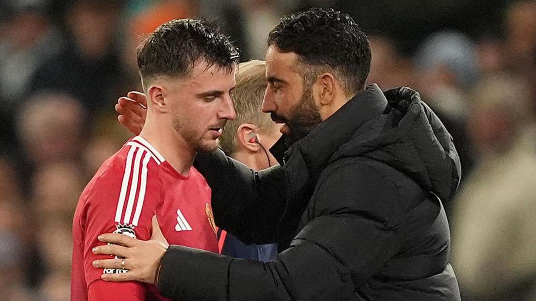 Ruben Amorim console Mason Mount après sa blessure lors du derby de Manchester contre City