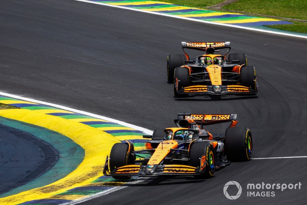 Oscar Piastri, McLaren MCL38, Lando Norris, McLaren MCL38