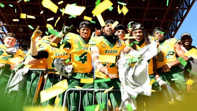 Les Bison célèbrent leur victoire pendant le championnat de football FCS en 2020.