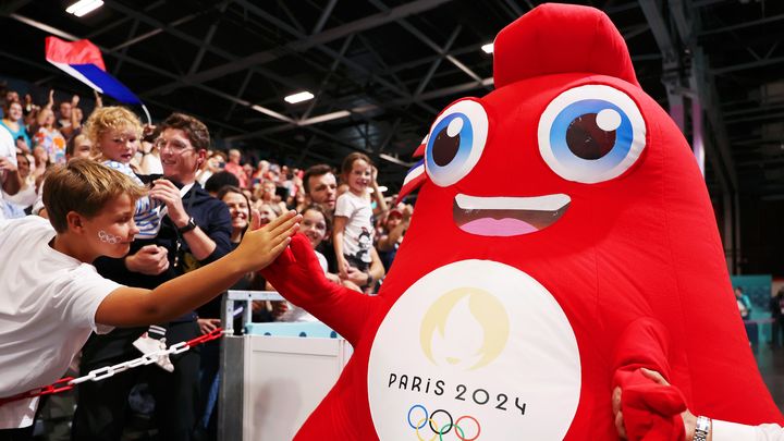 Une mascotte Phryge des Jeux de Paris 2024.