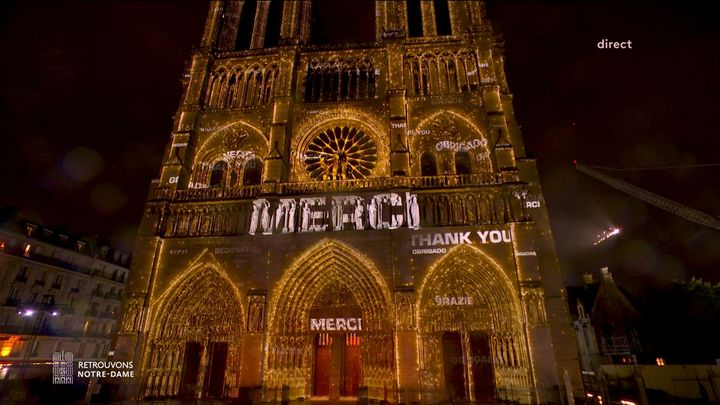La façade illuminée de Notre-Dame de Paris.