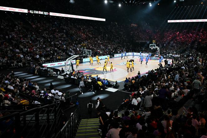 Les joueurs s’échauffent avant le All-Star Game du basket français, à l’Accor Arena, à Paris, le 30 décembre 2023.