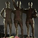 Hommage des fans de Man United à Denis Law à Old Trafford