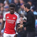Mikel Arteta conseille Bukayo Saka pendant sa convalescence