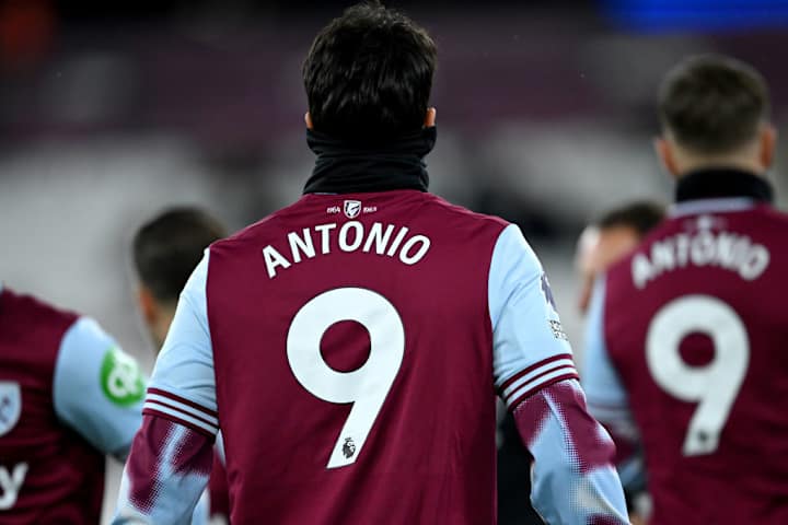 Lucas Paquetá portant le maillot d'Antonio