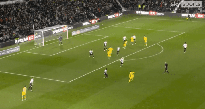 Aaronson reçoit une passe de Byram