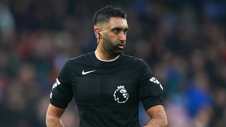 Sunny Singh Gill, le premier arbitre britannique sud-asiatique de l'histoire de la Premier League