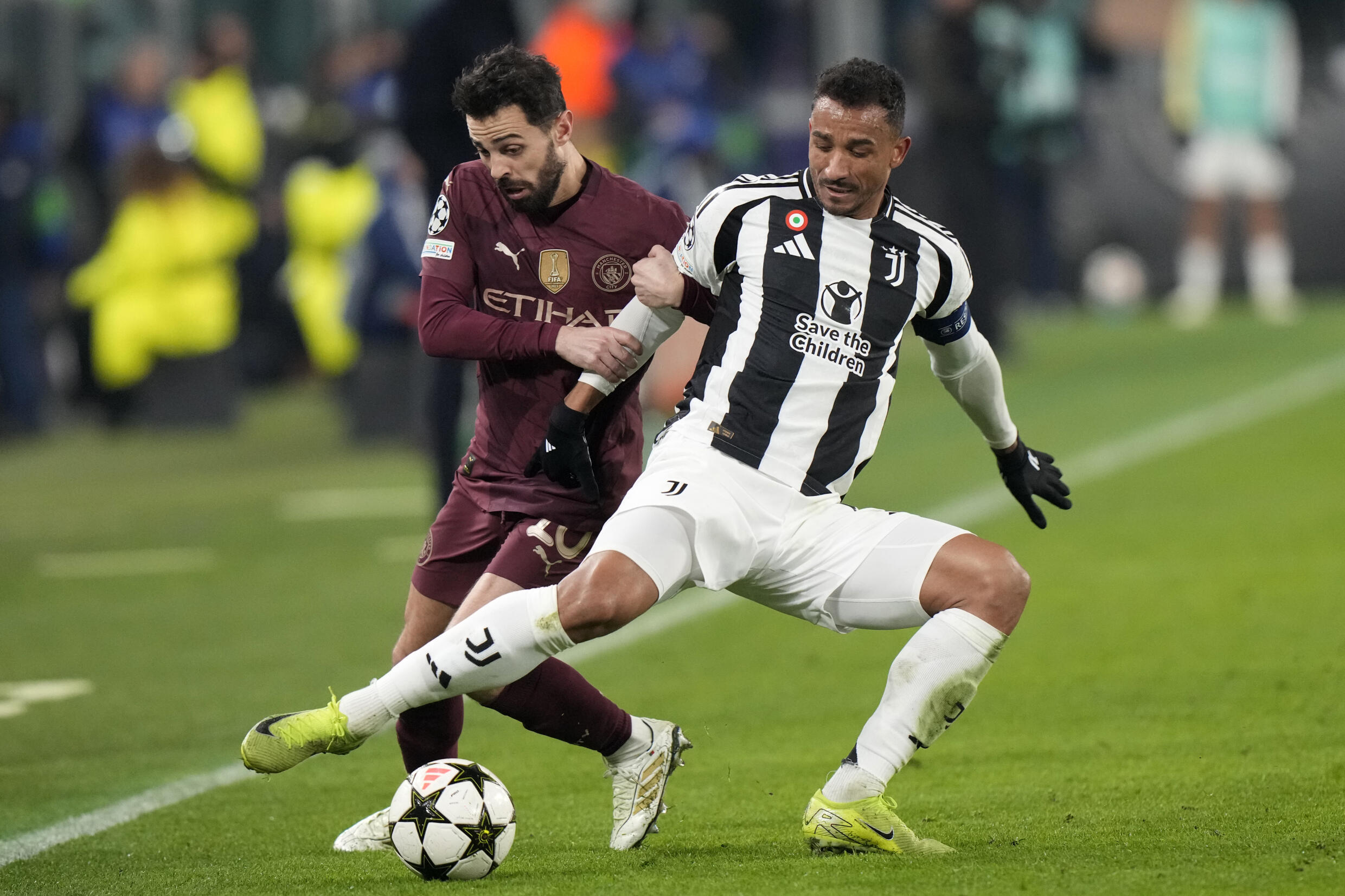 Danilo opposé à Bernardo Silva lors d'une rencontre de Ligue des Champions