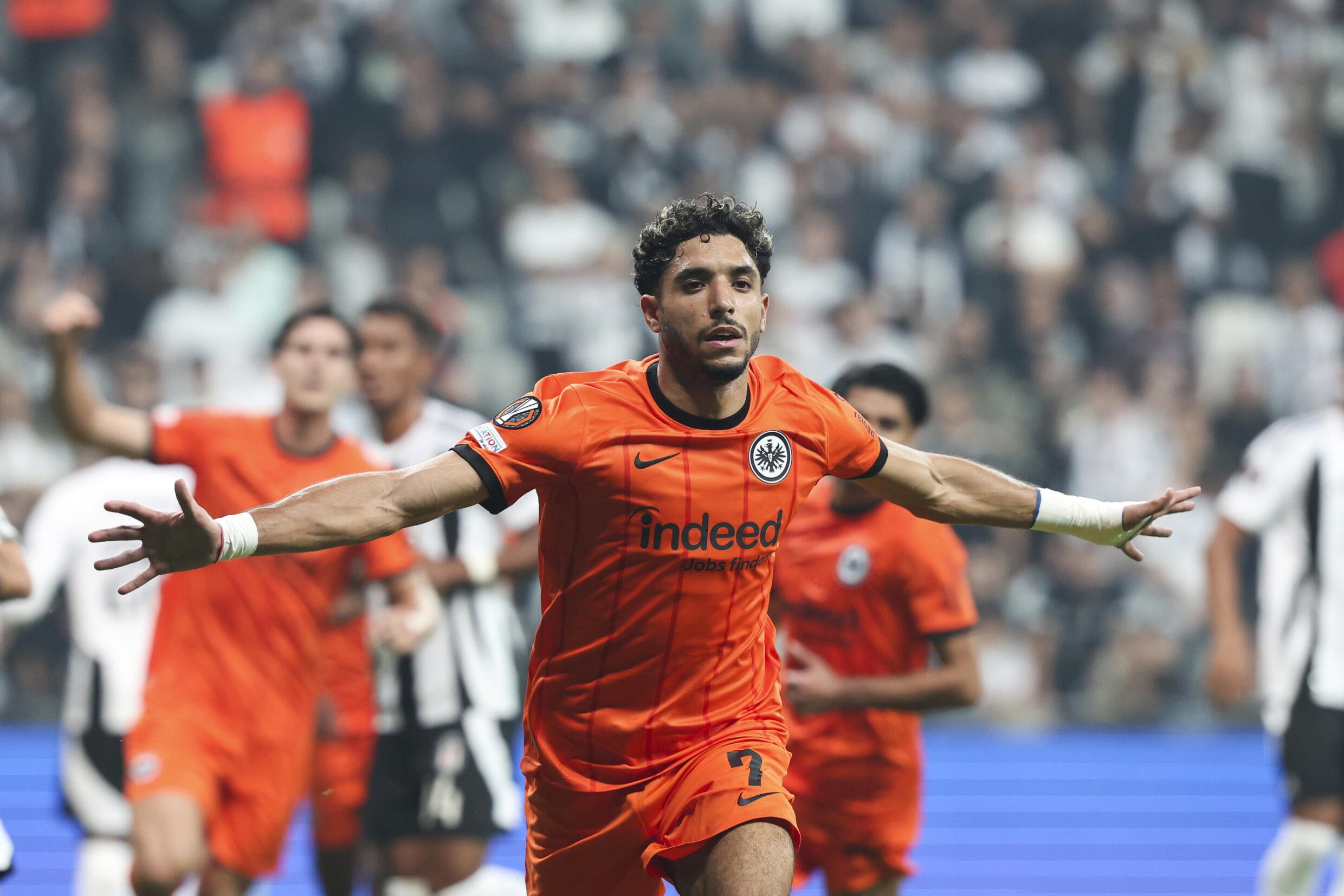 Omar Marmoush fête un but en Europa League