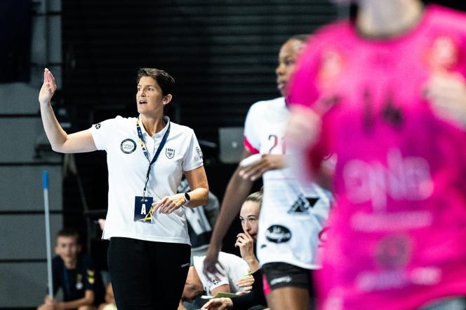 Raphaëlle Tervel, entraîneuse du club de handball féminin de Brest, lors d’un match contre les Vipers Kristiansand, à Brest, le 7 septembre 2024.