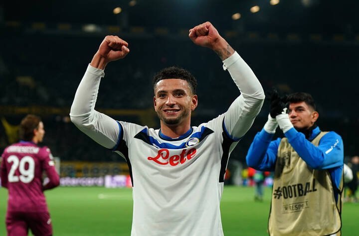 Ben Godfrey de l'Atalanta salue les fans après le match