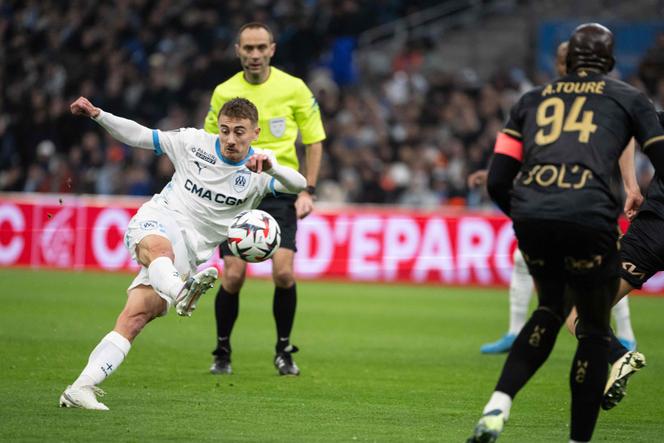 La frappe du Marseillais Valentin Rongier, face au Havre, dimanche 5 janvier, au Stade-Vélodrome de Marseille.