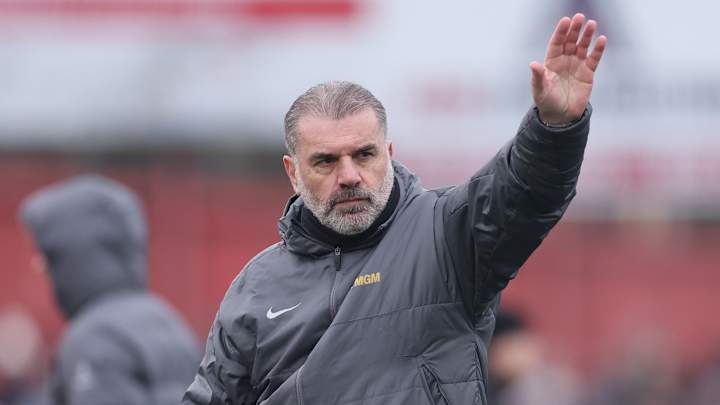 Ange Postecoglou saluant les fans de Tottenham Ange Postecoglou saluant les fans de Tottenham