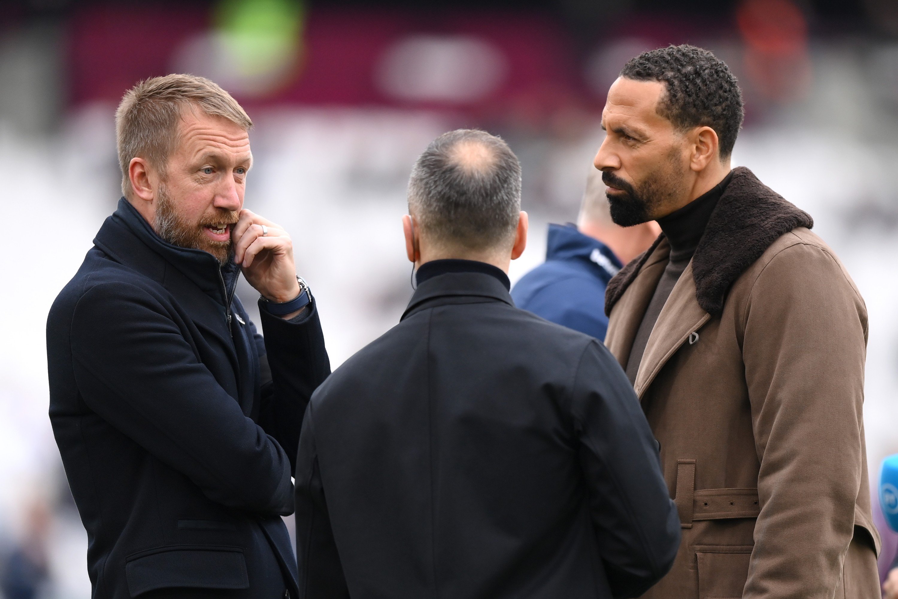 Graham Potter parle aux commentateurs de BT Sport Joe Cole et Rio Ferdinand