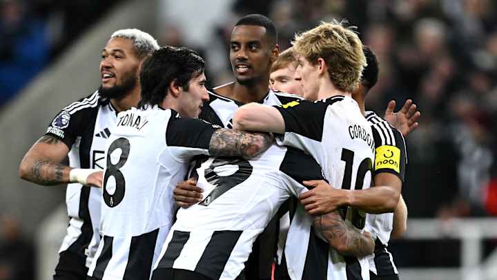 Alexander Isak célèbre avec Anthony Gordon