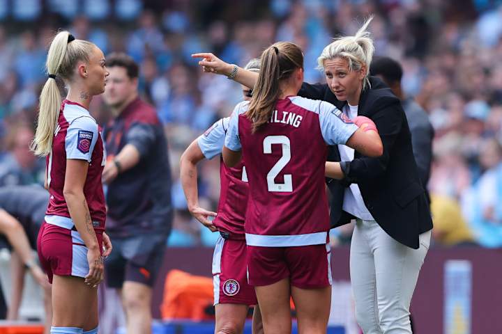 Carla Ward en tant qu'entraîneuse à Aston Villa