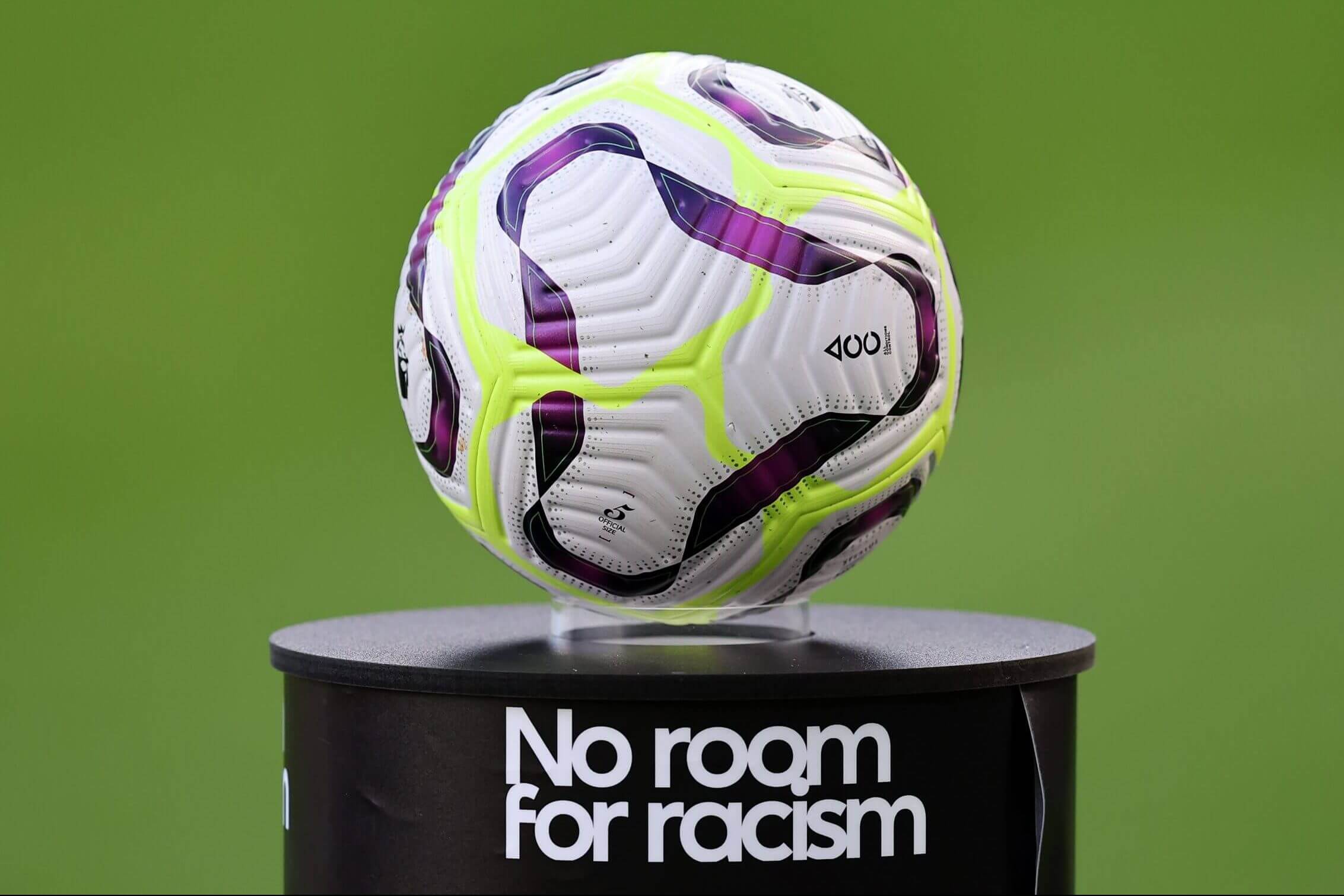 Mikel Arteta et le ballon Orbita 1 lors d'une conférence de presse.