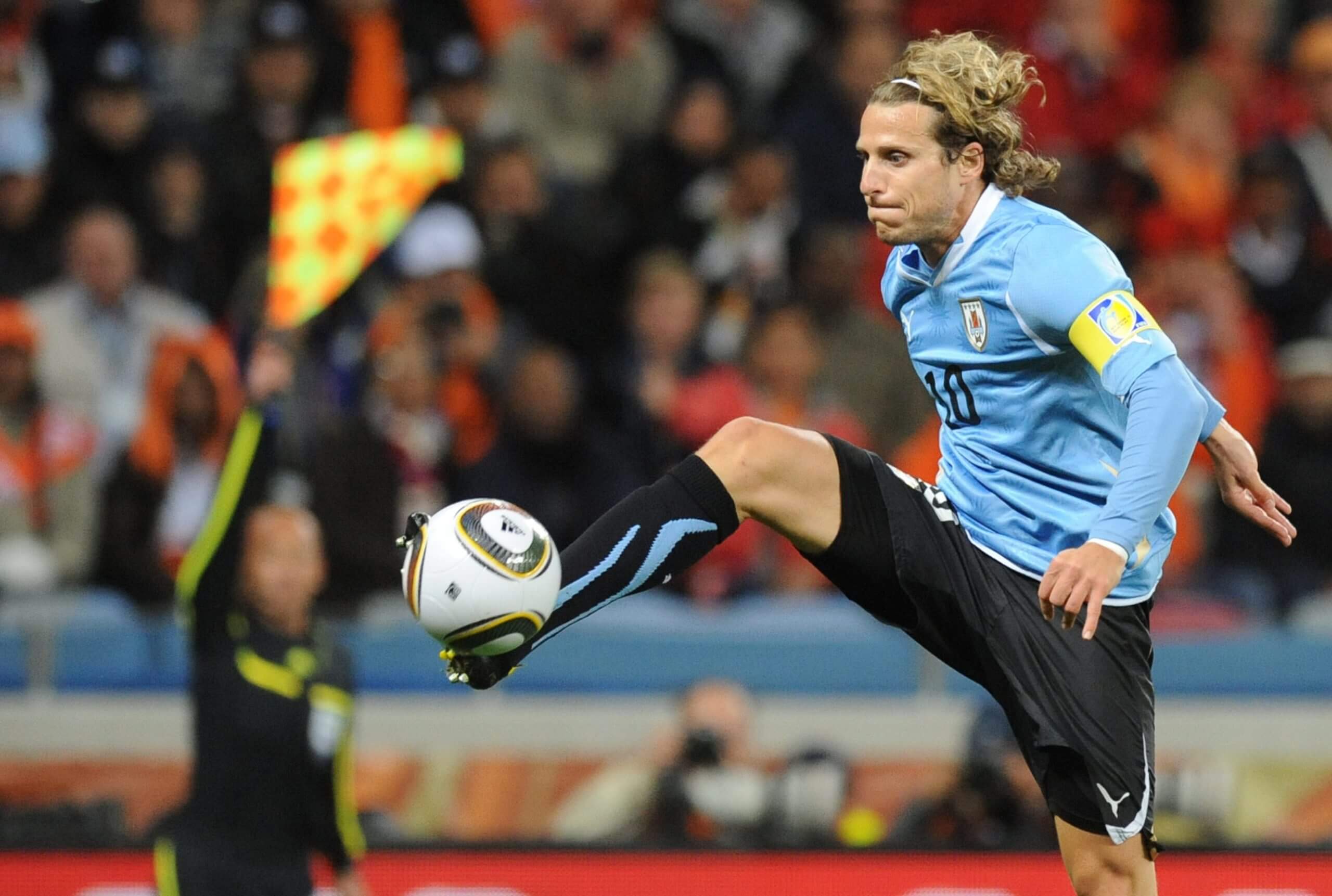 Diego Forlan avec le ballon Jabulani lors de la Coupe du Monde 2010.