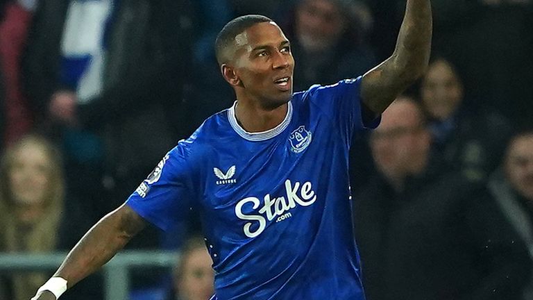 Ashley Young célèbre après avoir donné l'avantage à Everton
