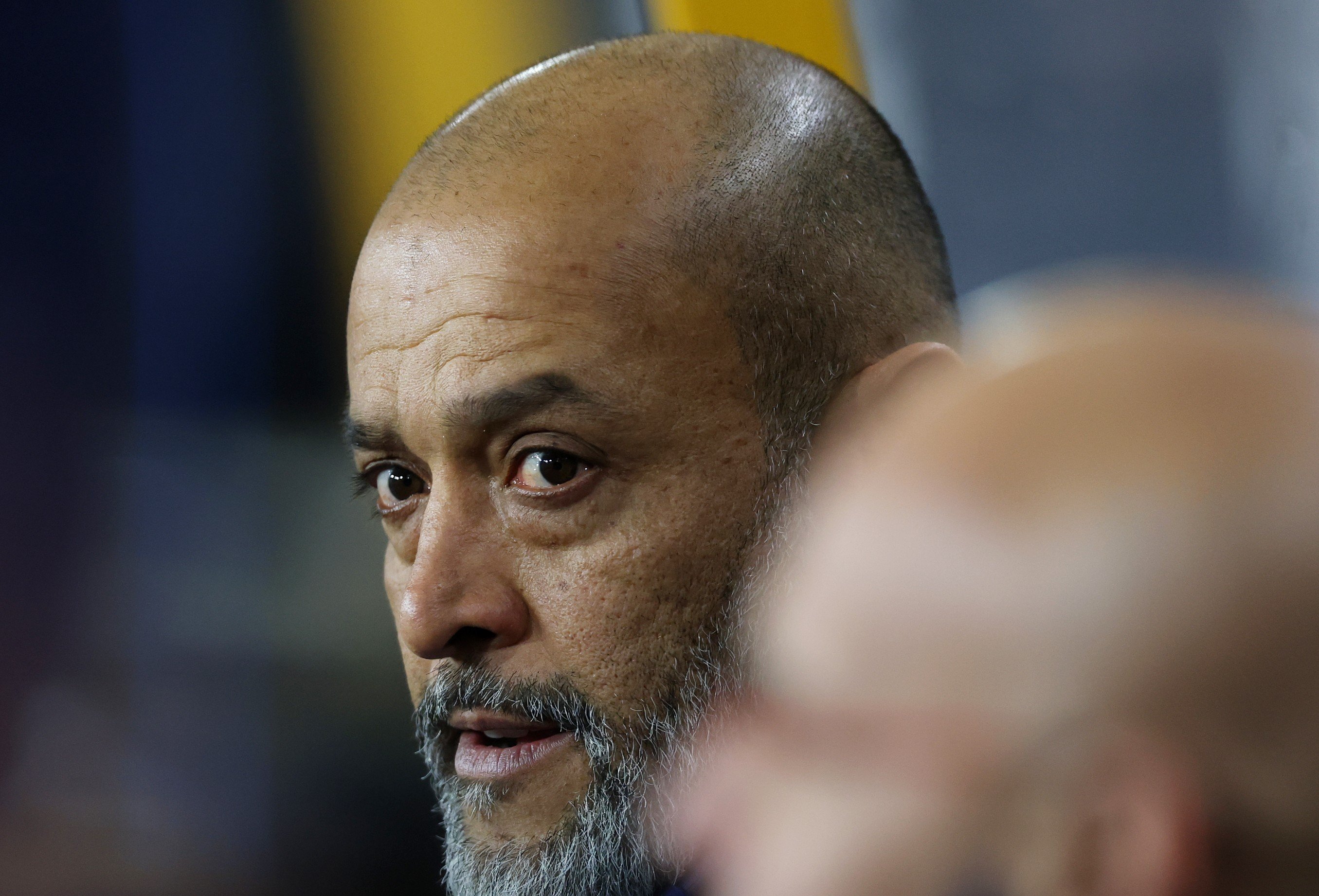 Nuno Espirito Santo, entraîneur de Nottingham Forest, observe le match
