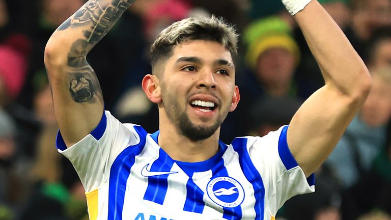 Julio Enciso célèbre après avoir marqué le troisième but de Brighton à Norwich