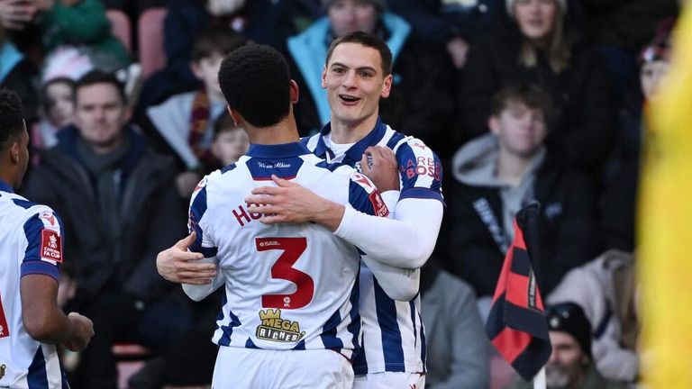 Caleb Taylor célèbre après avoir donné l'avantage à West Brom