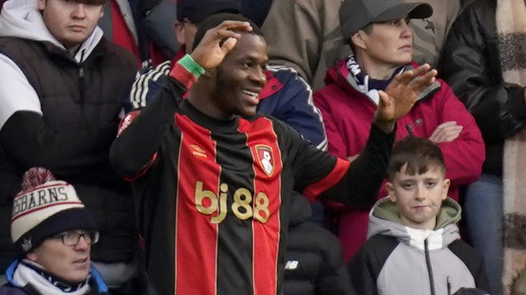 Dango Ouattara célèbre après avoir donné l'avantage à Bournemouth