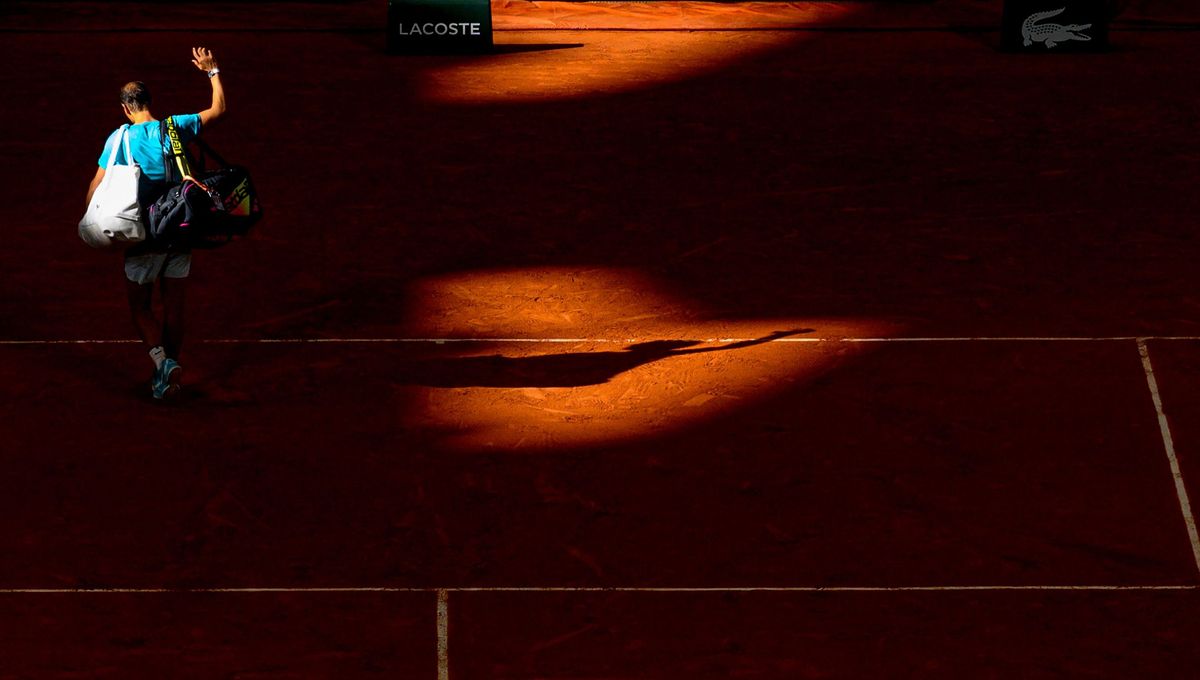 Rafael Nadal en train de faire ses adieux à Roland Garros, photographié par Lionel Hahn