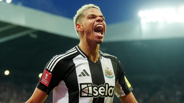 William Osula célèbre après avoir marqué le troisième but de Newcastle contre Bromley