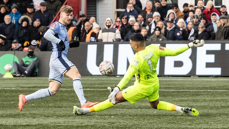 Timo Werner est stoppé par Jasbir Singh