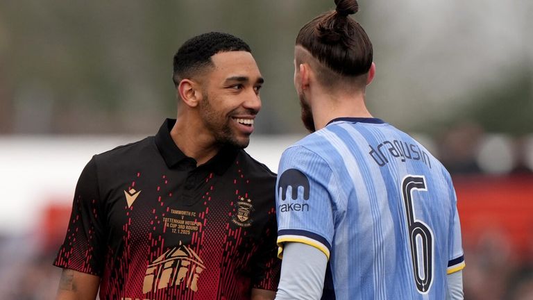 Jordan Cullinane-Liburd discute avec Radu Dragusin