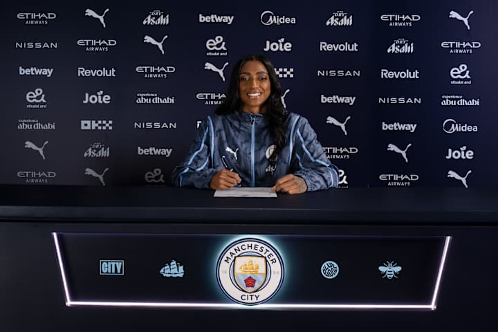 Kerolin avec le maillot de Manchester City