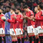 Manchester United rend hommage à Denis Law avant le match contre Brighton