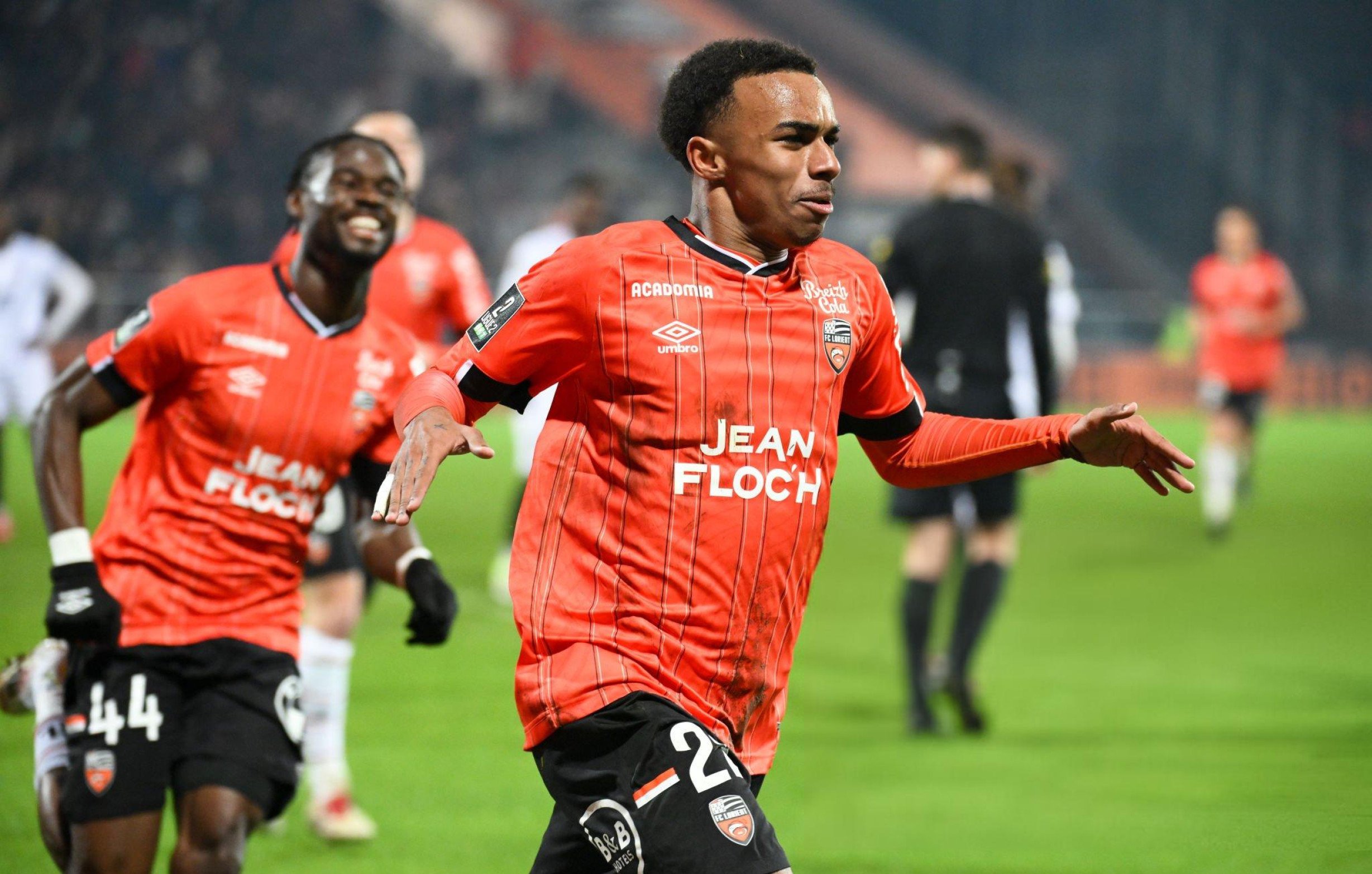 Eli Junior Kroupi célèbre un but