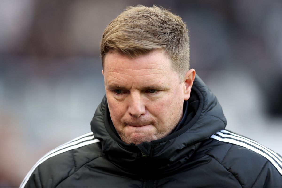 Eddie Howe, Manager de Newcastle United, regarde