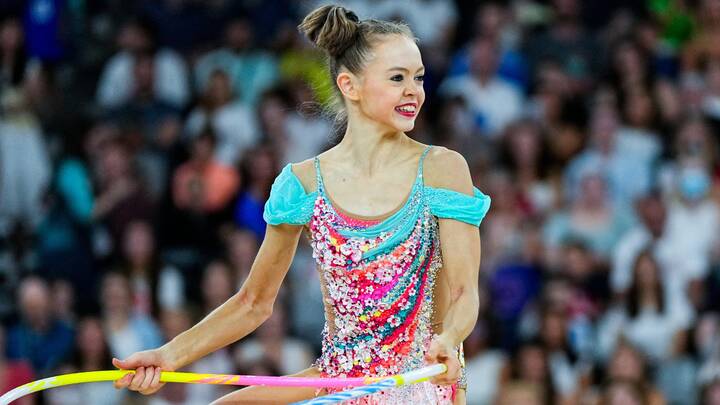 Vera Tugolukova de Chypre effectue une performance avec le cerceau lors des JO de Paris 2024